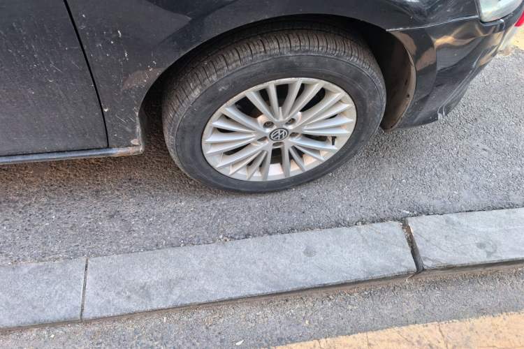 Used Volkswagen Bora 2013 1.6L Automatic Luxury Model Right Front Wheel Hub