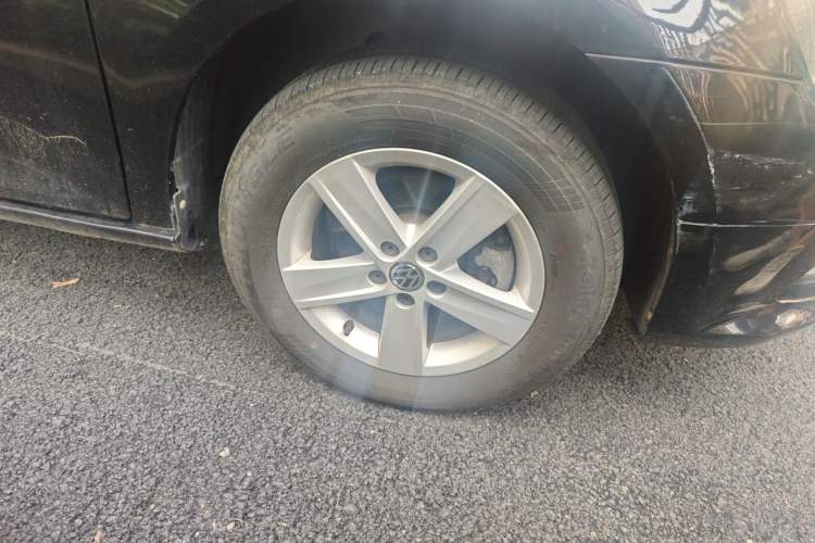 Used Volkswagen Bora 2013 1.6L Manual Fashion Edition Right Front Wheel Hub