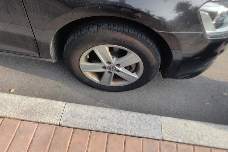 Used Volkswagen Bora 2013 1.6L Manual Fashion Edition Right Front Wheel Hub