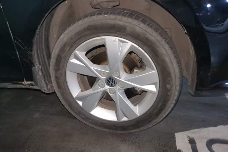 Used Volkswagen Bora 2013 1.6L Automatic Comfort Model Right Front Wheel Hub