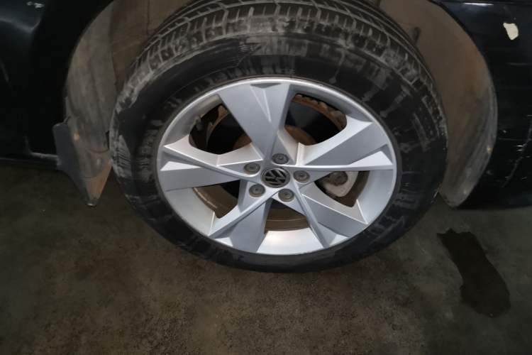 Used Volkswagen Bora 2013 1.6L Manual Comfort Model Right Front Wheel Hub