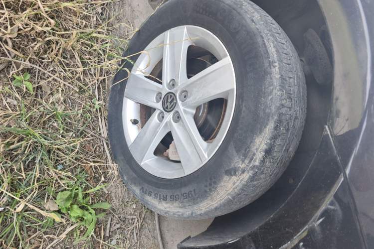 Used Volkswagen Bora 2013 1.6L Manual Fashion Edition Right Front Wheel Hub