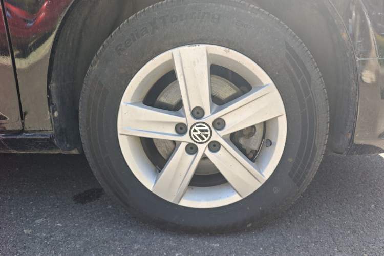 Used Volkswagen Bora 2013 1.6L Manual Fashion Edition Right Front Wheel Hub