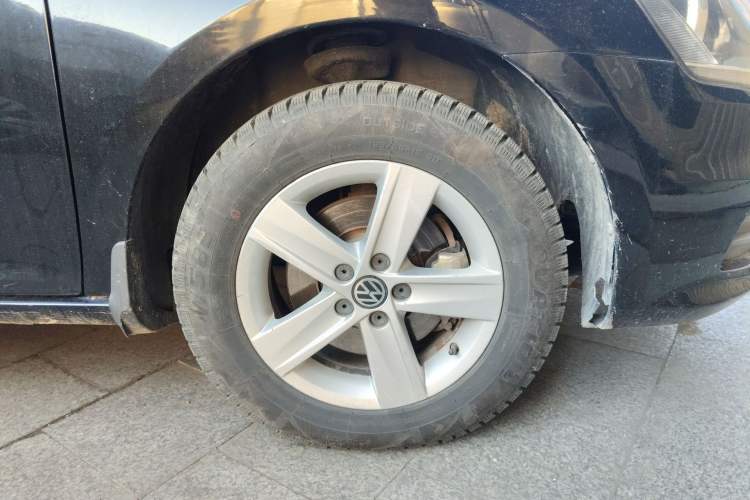Used Volkswagen Bora 2013 1.6L Manual Fashion Edition Right Front Wheel Hub