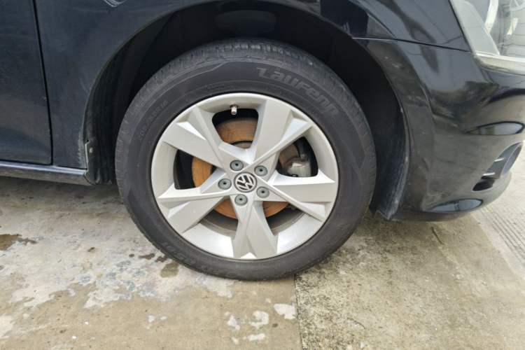 Used Volkswagen Bora 2013 1.6L Automatic Comfort Model Right Front Wheel Hub