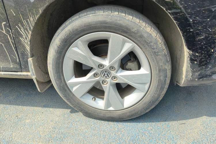 Used Volkswagen Bora 2013 1.6L Manual Comfort Model Right Front Wheel Hub