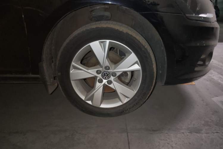 Used Volkswagen Bora 2013 1.6L Automatic Comfort Model Right Front Wheel Hub