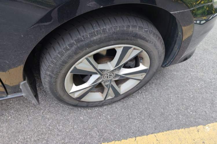 Used Volkswagen Bora 2013 1.6L Manual Comfort Model Right Front Wheel Hub