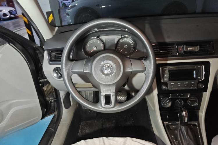Used Volkswagen Bora 2013 1.6L Automatic Fashion Model Steering Wheel