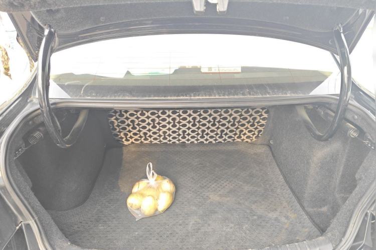 Used Volkswagen Bora 2013 1.6L Manual Fashion Edition Trunk