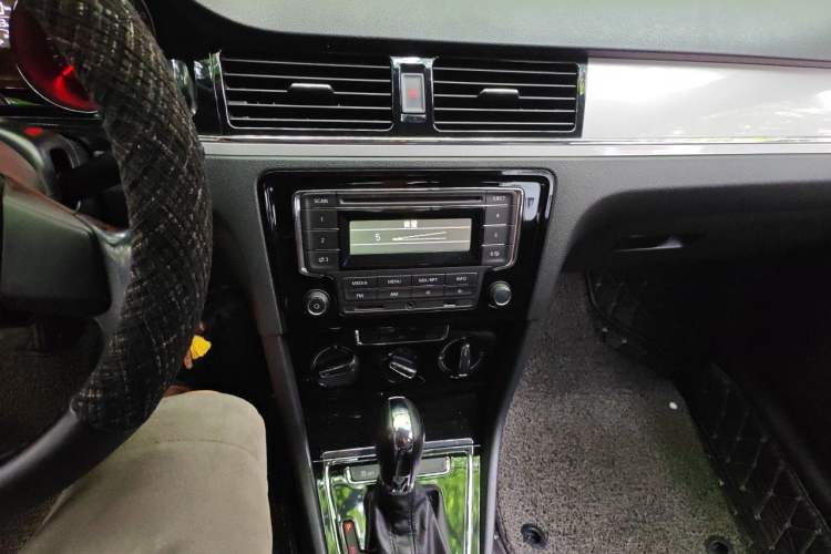 Used Volkswagen Bora 2013 1.6L Automatic Comfort Model Audio And AC Panel