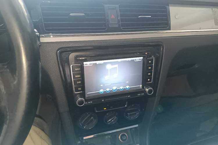 Used Volkswagen Bora 2013 1.6L Manual Comfort Model Audio And AC Panel