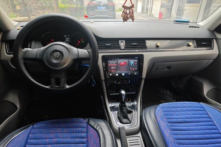 Used Volkswagen Bora 2013 1.6L Automatic Fashion Model Center Console