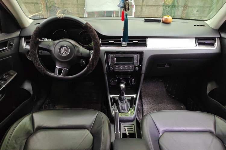 Used Volkswagen Bora 2013 1.6L Automatic Comfort Model Center Console