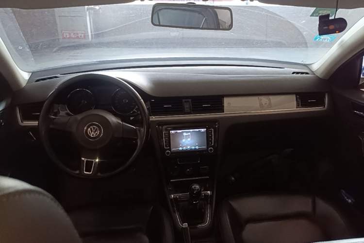 Used Volkswagen Bora 2013 1.6L Manual Comfort Model Center Console