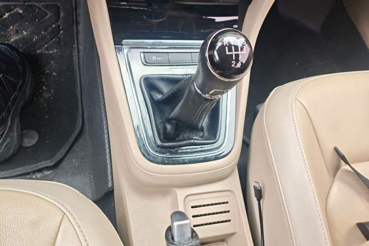 Used Volkswagen Bora 2013 1.6L Manual Comfort Model Gear Lever