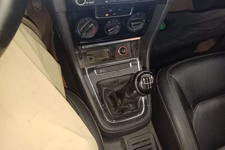 Used Volkswagen Bora 2013 1.6L Manual Comfort Model Gear Lever