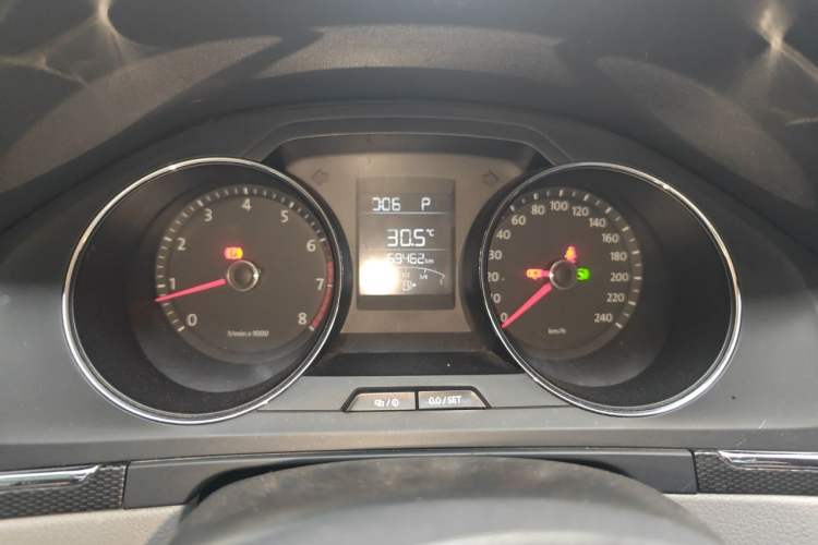 Used Volkswagen Bora 2013 1.6L Automatic Fashion Model Instrument Cluster