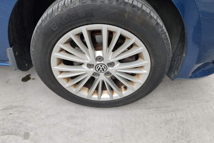 Used Volkswagen Bora 2013 1.6L Automatic Luxury Model Right Front Wheel Hub
