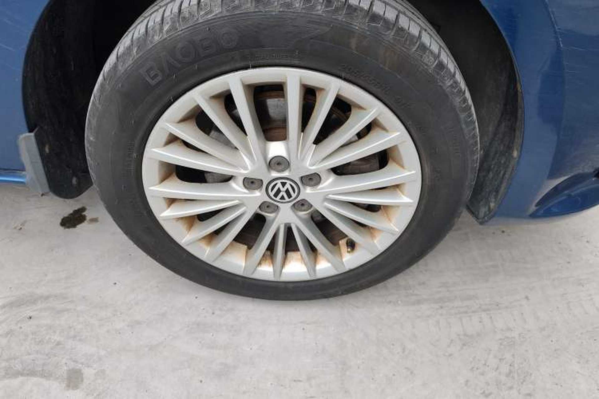 Used Volkswagen Bora 2013 1.6L Automatic Luxury Model Right Front Wheel Hub