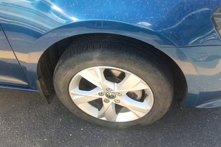 Used Volkswagen Bora 2013 1.6L Automatic Comfort Model Right Front Wheel Hub