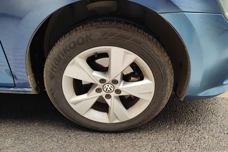 Used Volkswagen Bora 2013 1.4T Automatic Comfort Model Right Front Wheel Hub