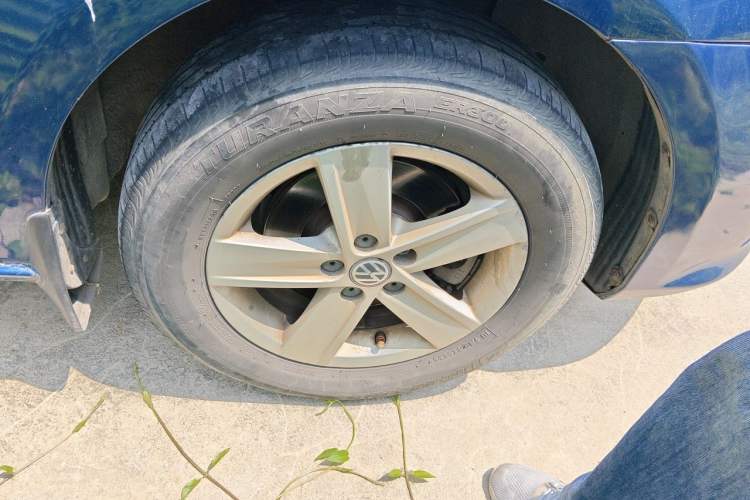 Used Volkswagen Bora 2013 1.6L Automatic Fashion Model Right Front Wheel Hub