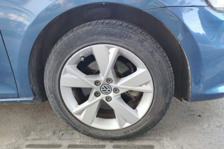 Used Volkswagen Bora 2013 1.4T Manual Comfort Model Right Front Wheel Hub