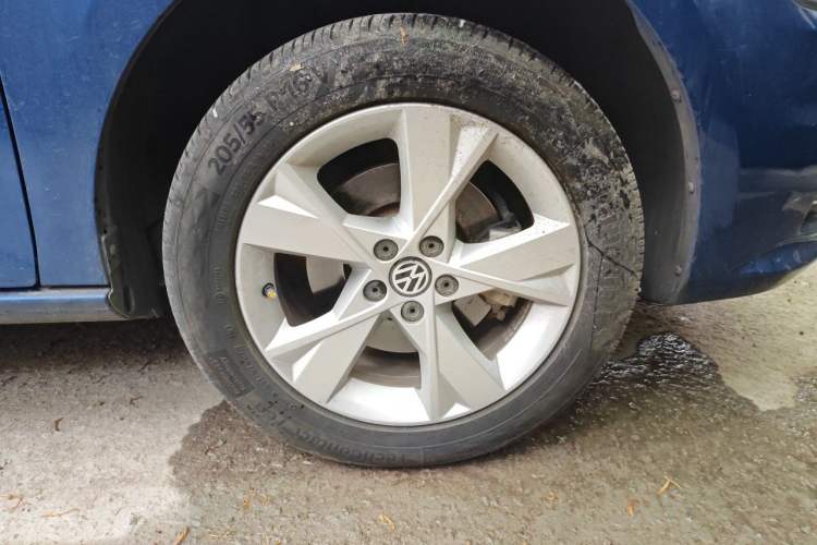Used Volkswagen Bora 2013 1.6L Automatic Comfort Model Right Front Wheel Hub