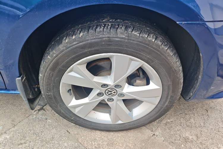 Used Volkswagen Bora 2013 1.6L Manual Comfort Model Right Front Wheel Hub