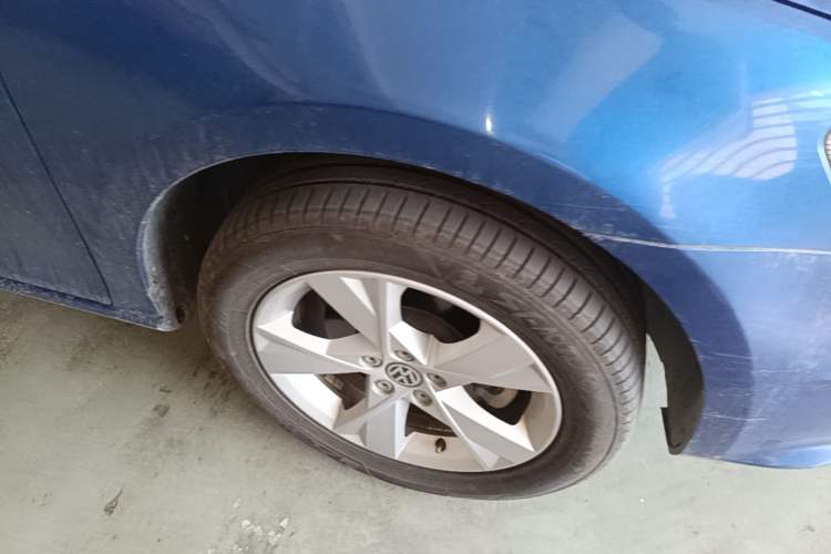 Used Volkswagen Bora 2013 1.6L Manual Comfort Model Right Front Wheel Hub