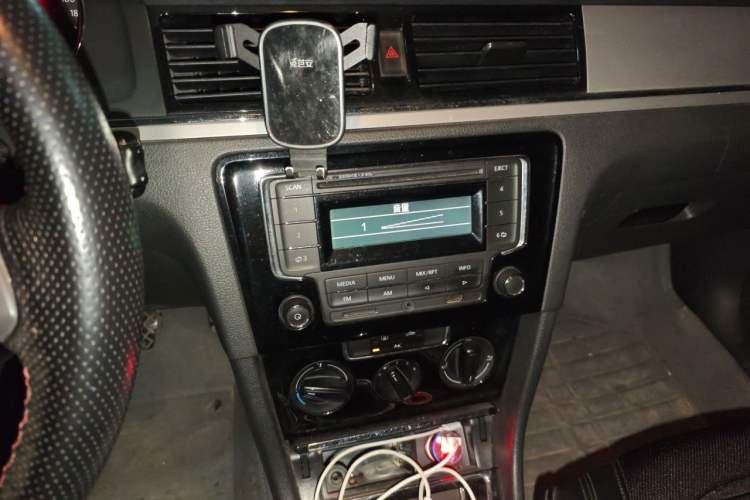 Used Volkswagen Bora 2013 1.6L Manual Fashion Edition Audio And AC Panel