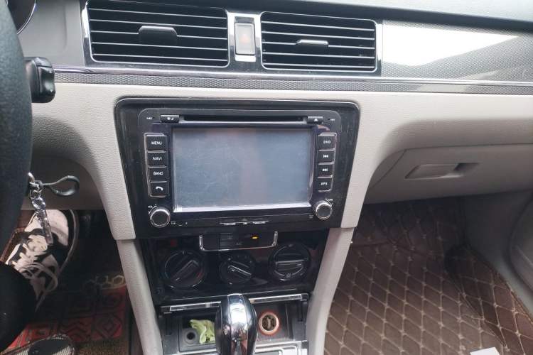 Used Volkswagen Bora 2013 1.6L Automatic Fashion Model Audio And AC Panel