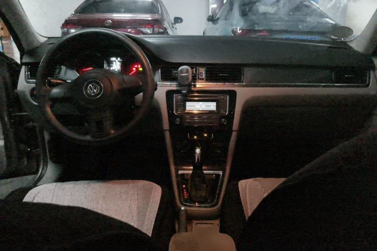 Used Volkswagen Bora 2013 1.6L Automatic Fashion Model Center Console