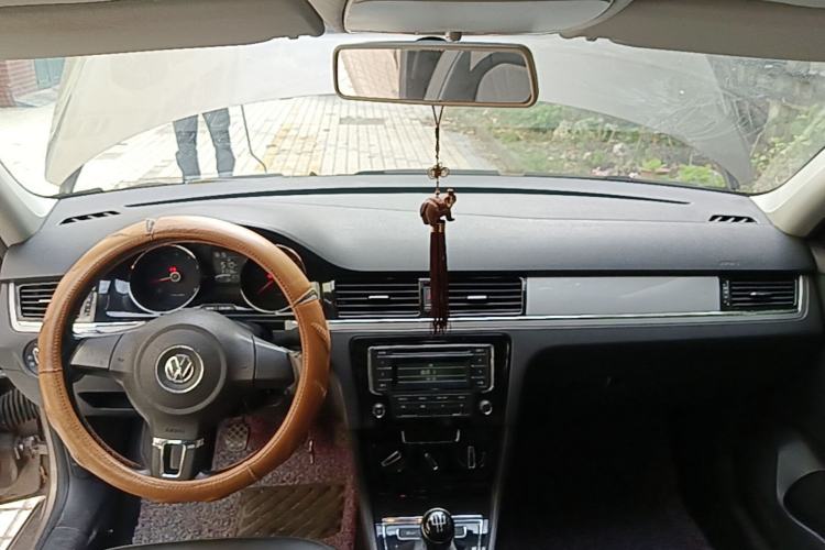 Used Volkswagen Bora 2013 1.6L Manual Comfort Model Center Console
