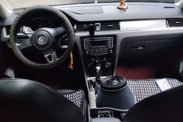 Used Volkswagen Bora 2013 1.6L Automatic Comfort Model Center Console