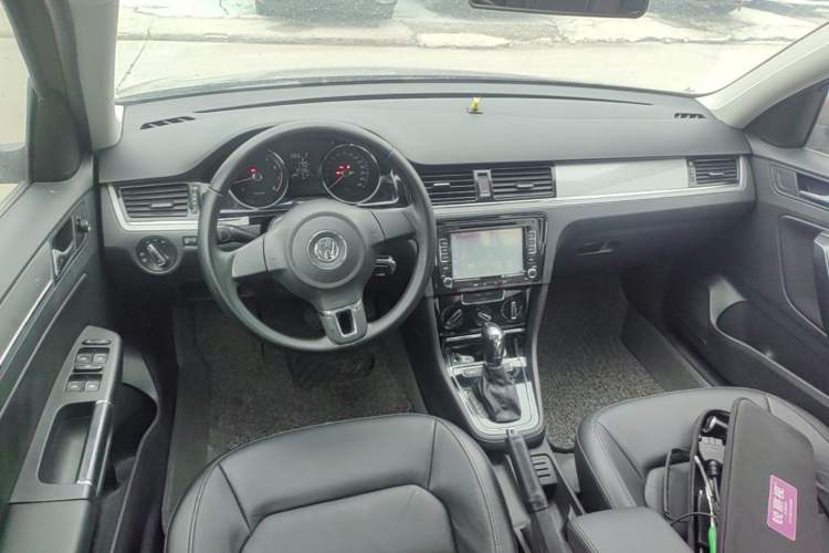 Used Volkswagen Bora 2013 1.6L Automatic Comfort Model Center Console