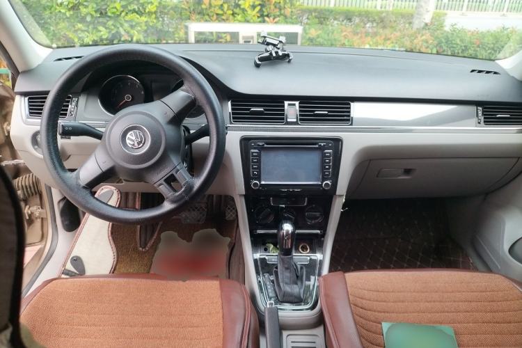 Used Volkswagen Bora 2013 1.6L Automatic Fashion Model Center Console