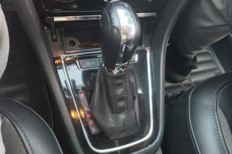Used Volkswagen Bora 2013 1.6L Automatic Comfort Model Gear Lever