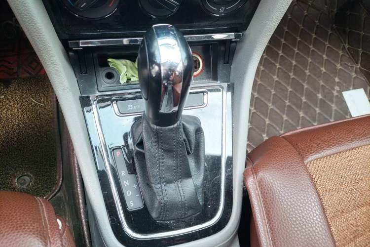 Used Volkswagen Bora 2013 1.6L Automatic Fashion Model Gear Lever