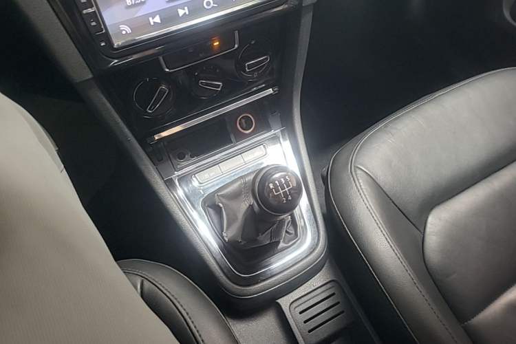 Used Volkswagen Bora 2013 1.6L Manual Fashion Edition Gear Lever