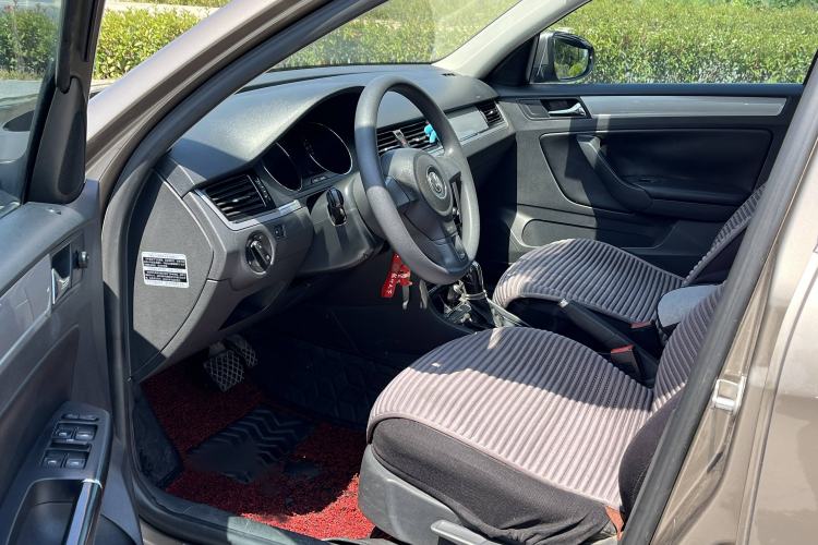 Used Volkswagen Bora 2013 1.6L Automatic Fashion Model Interior 2
