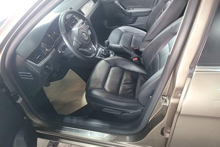 Used Volkswagen Bora 2013 1.6L Manual Fashion Edition Left Front Seat