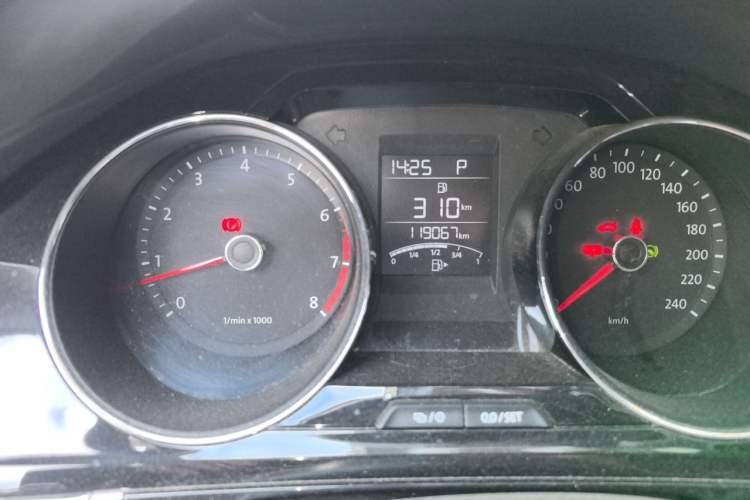 Used Volkswagen Bora 2013 1.4T Automatic Comfort Model Odometer Close Up