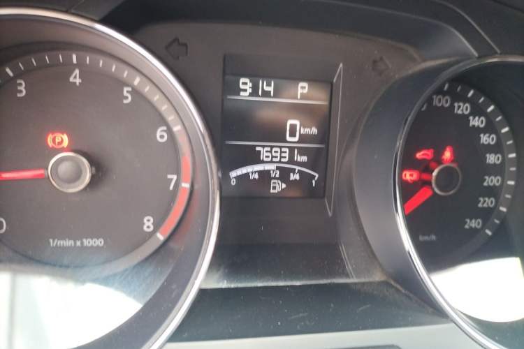 Used Volkswagen Bora 2013 1.6L Automatic Fashion Model Odometer Close Up