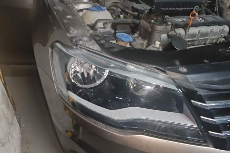 Used Volkswagen Bora 2013 1.6L Automatic Luxury Model Right Front Headlight