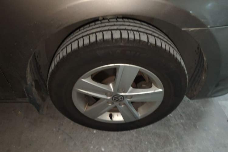 Used Volkswagen Bora 2013 1.6L Manual Fashion Edition Right Front Wheel Hub
