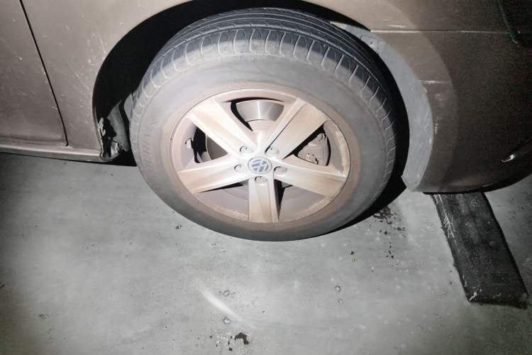 Used Volkswagen Bora 2013 1.6L Automatic Fashion Model Right Front Wheel Hub