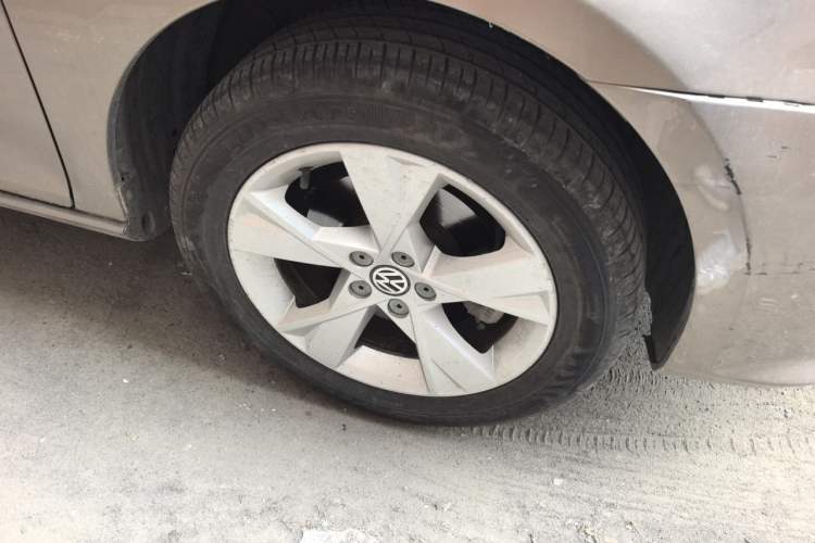 Used Volkswagen Bora 2013 1.4T Automatic Comfort Model Right Front Wheel Hub