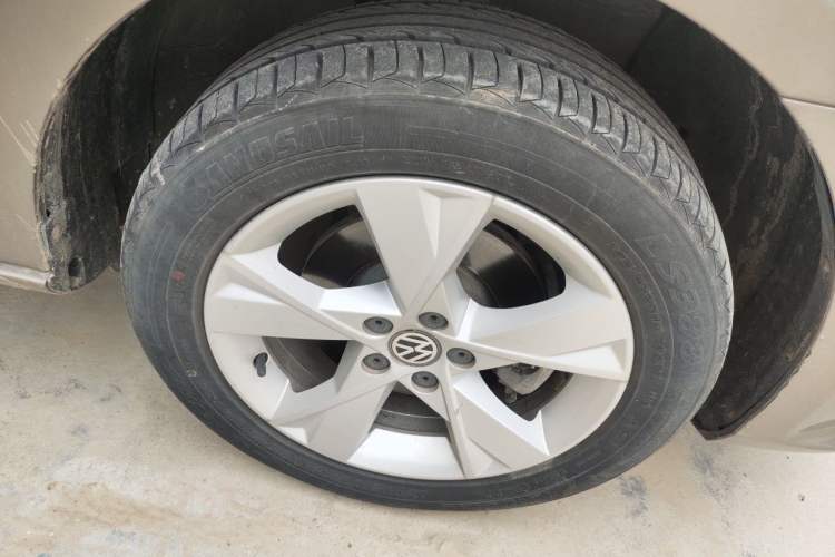 Used Volkswagen Bora 2013 1.6L Automatic Comfort Model Right Front Wheel Hub